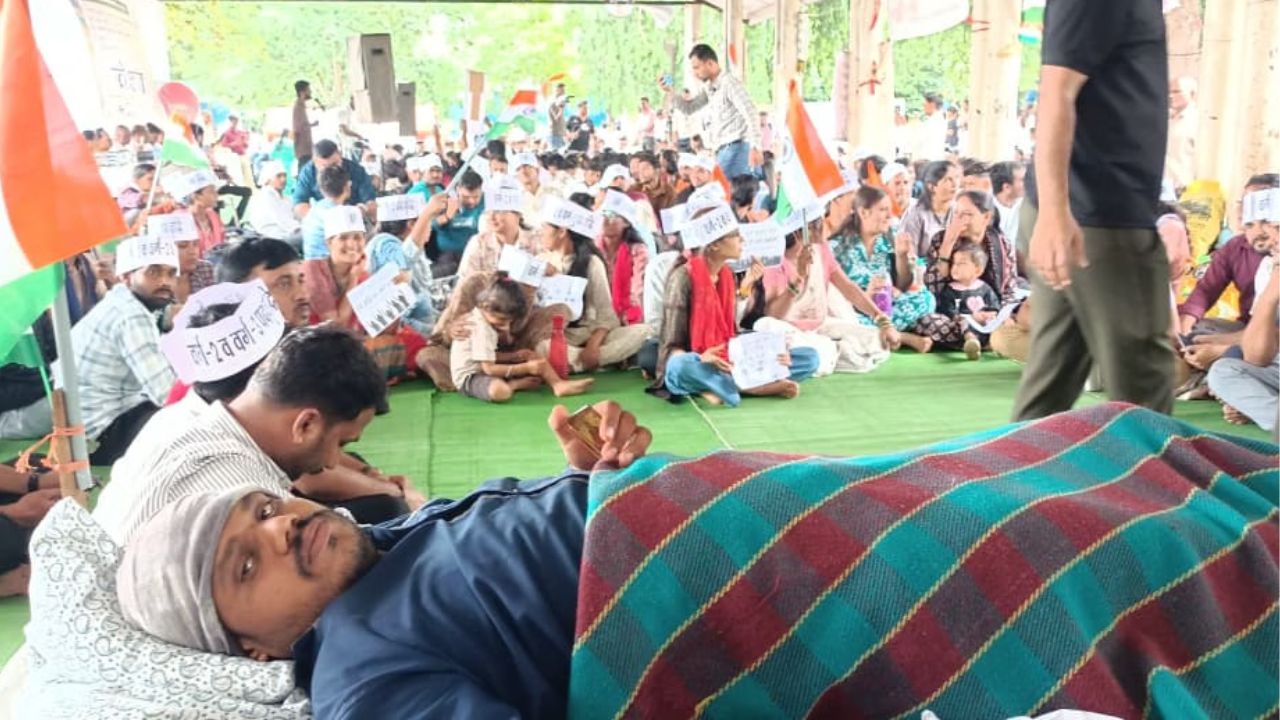 वर्ग 1 शिक्षक भर्ती में पदवृद्धि की मांग तेज: नीलम पार्क में डटे अभ्यर्थियों का बड़ा ऐलान, आज करेंगे CM हाउस का घेराव! वर्ग 1 शिक्षक भर्ती में पदवृद्धि की मांग तेज: नीलम पार्क में डटे अभ्यर्थियों का बड़ा ऐलान, आज करेंगे CM हाउस का घेराव!