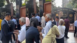 इंटरव्यू देने जा रहा था बेटा: पिता ने ठीक किया कोट, कंघी से संवारे बाल और खिलाई मिठाई; VIDEO देख भावुक हुए लोग