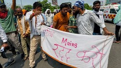 पटना में दरोगा अभ्यर्थियों का जोरदार प्रदर्शनः जेपी गोलंबर पर बैरिकेटिंग तोड़कर आगे बढ़े छात्र