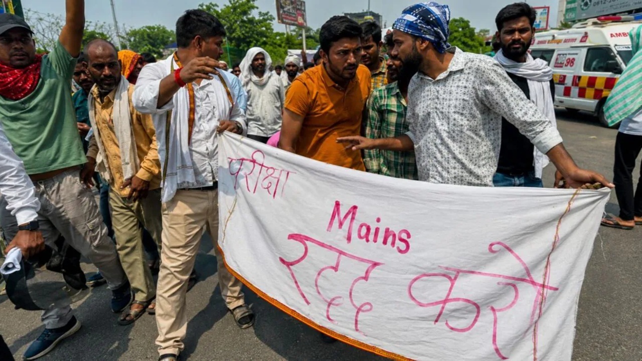 पटना में दरोगा अभ्यर्थियों का जोरदार प्रदर्शनः जेपी गोलंबर पर बैरिकेटिंग तोड़कर आगे बढ़े छात्र पटना में दरोगा अभ्यर्थियों का जोरदार प्रदर्शनः जेपी गोलंबर पर बैरिकेटिंग तोड़कर आगे बढ़े छात्र