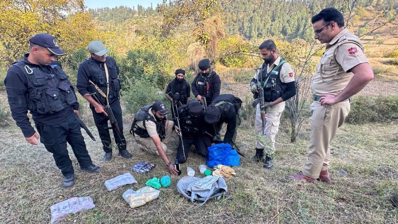 जम्मू-कश्मीर में हाई अलर्ट: मारे गए हाशिम मूसा के ठिकाने से मिला राशन का बैग, जंगलों में छिपे 40 आतंकियों के सफाए की तैयारी जम्मू-कश्मीर में हाई अलर्ट: मारे गए हाशिम मूसा के ठिकाने से मिला राशन का बैग, जंगलों में छिपे 40 आतंकियों के सफाए की तैयारी