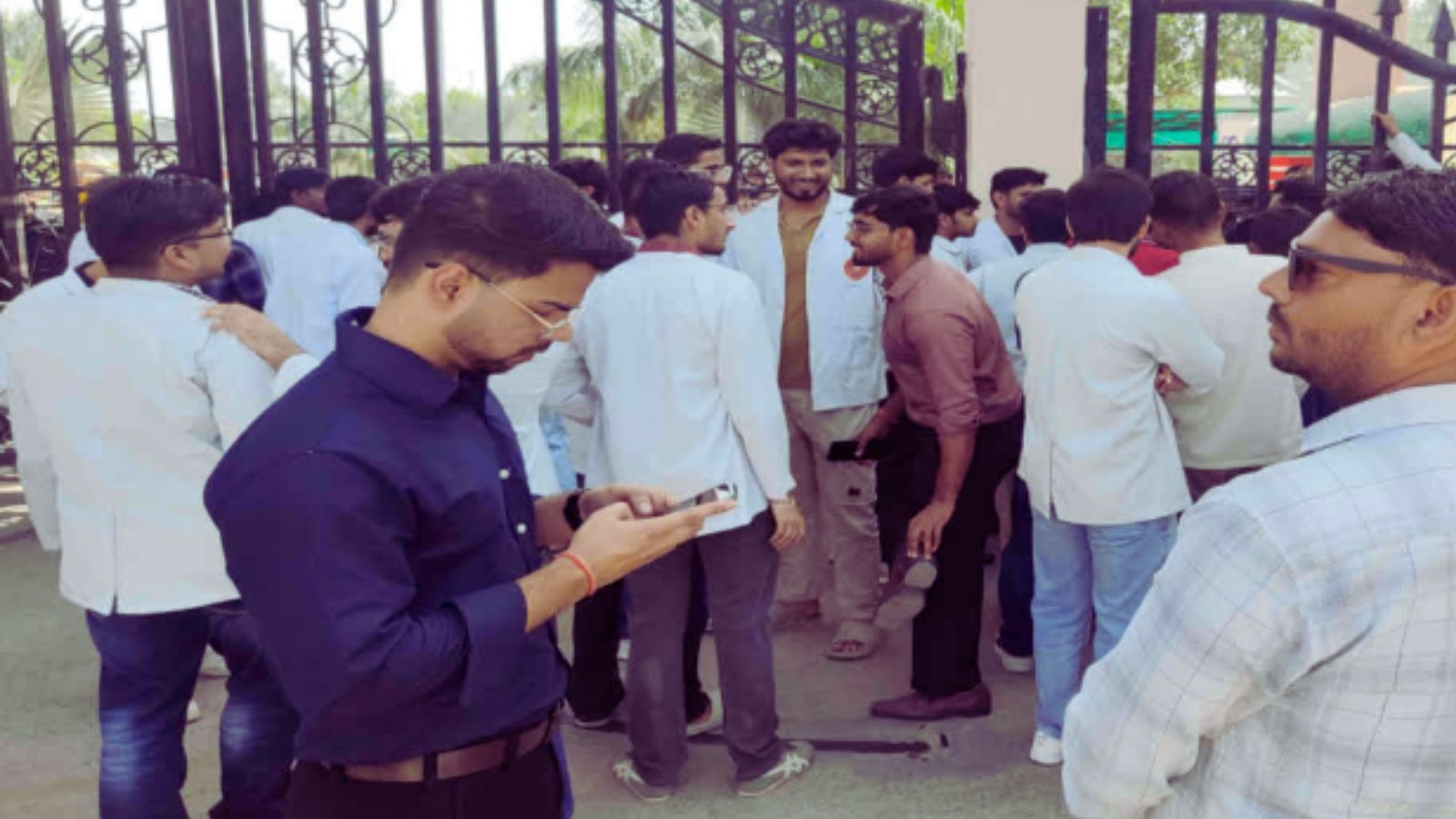 अलवर के ESIC मेडिकल कॉलेज में छात्रों का प्रदर्शन: इन मांगों को लेकर गेट पर की तालाबंदी, जानें पूरा मामला अलवर के ESIC मेडिकल कॉलेज में छात्रों का प्रदर्शन: इन मांगों को लेकर गेट पर की तालाबंदी, जानें पूरा मामला