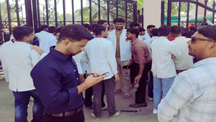 अलवर के ESIC मेडिकल कॉलेज में छात्रों का प्रदर्शन: इन मांगों को लेकर गेट पर की तालाबंदी, जानें पूरा मामला