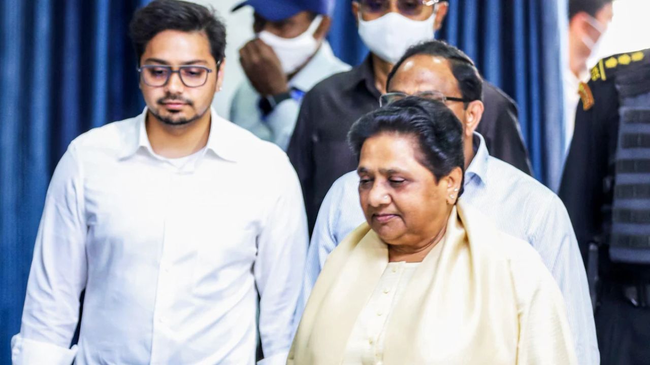 मायावती का बड़ा यू-टर्न! आकाश आनंद की BSP में वापसी, फिर मिली राष्ट्रीय संयोजक की कमान मायावती का बड़ा यू-टर्न! आकाश आनंद की BSP में वापसी, फिर मिली राष्ट्रीय संयोजक की कमान