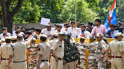 Delhi CEC के खिलाफ प्रोटेस्ट: NSUI के विरोध प्रदर्शन के दौरान हिंसा, 4 FIR दर्ज; 18 लोग गिरफ्तार