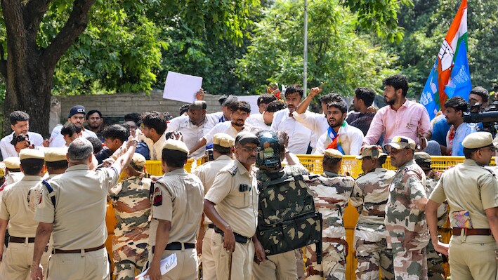 Delhi CEC के खिलाफ प्रोटेस्ट: NSUI के विरोध प्रदर्शन के दौरान हिंसा, 4 FIR दर्ज; 18 लोग गिरफ्तार