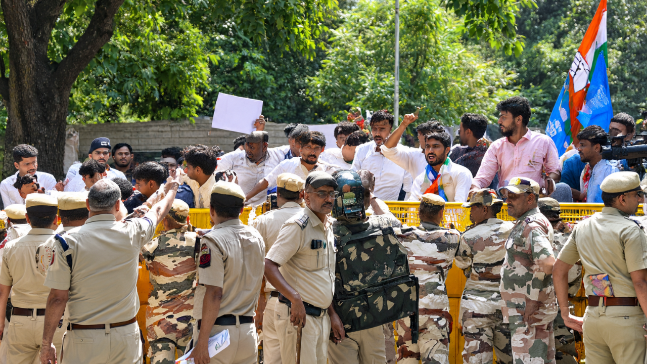 Delhi CEC के खिलाफ प्रोटेस्ट: NSUI के विरोध प्रदर्शन के दौरान हिंसा, 4 FIR दर्ज; 18 लोग गिरफ्तार Delhi CEC के खिलाफ प्रोटेस्ट: NSUI के विरोध प्रदर्शन के दौरान हिंसा, 4 FIR दर्ज; 18 लोग गिरफ्तार