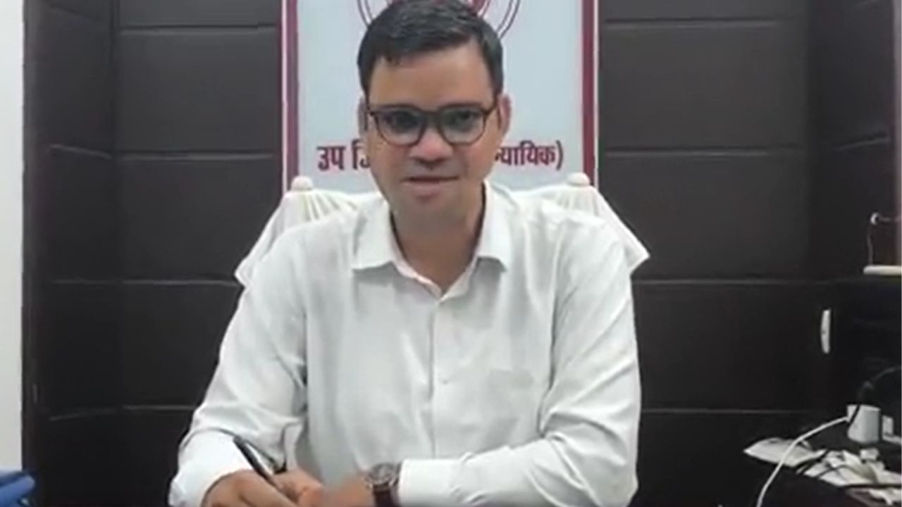 IAS की तहरीर पर FIR नहीं: रिंकू सिंह राही की सुरक्षा पर राजभवन सख्त, DGP को फटकार IAS की तहरीर पर FIR नहीं: रिंकू सिंह राही की सुरक्षा पर राजभवन सख्त, DGP को फटकार