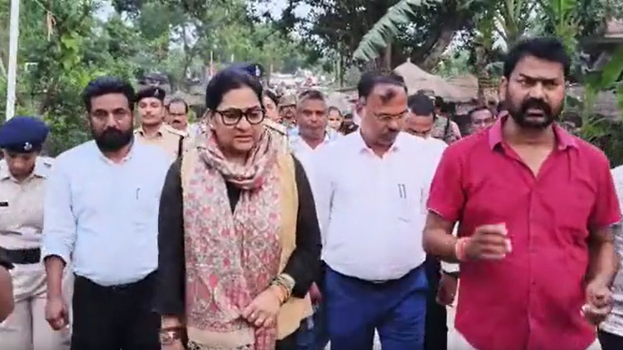 मुजफ्फरपुर में बाढ़ का जायजा लेने पहुंचीं जिला जज: बांटी 500 पैकेट राहत सामग्री मुजफ्फरपुर में बाढ़ का जायजा लेने पहुंचीं जिला जज: बांटी 500 पैकेट राहत सामग्री