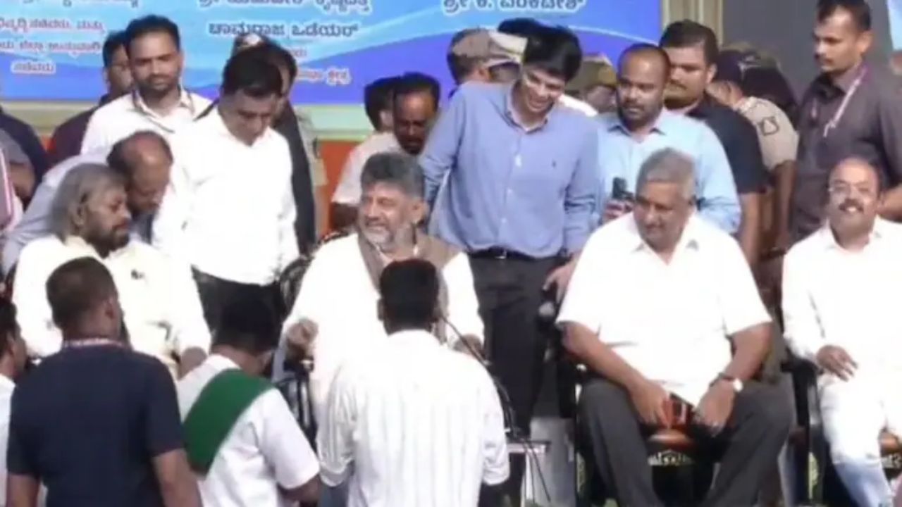 'गांव के लड़कों को नहीं मिल रहीं दुल्हनें, कुछ करो सरकार...': CM शिवकुमार के सामने किसान की अजीबोगरीब फरियाद 'गांव के लड़कों को नहीं मिल रहीं दुल्हनें, कुछ करो सरकार...': CM शिवकुमार के सामने किसान की अजीबोगरीब फरियाद