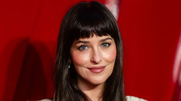 बिस्तर पर फ्लॉप, DM में टॉप: Dakota Johnson ने उड़ाई म्यूजिशियन एक्स की धज्जियां, बोलीं- सिंगर्स को डेट कर बचा रहीं अमेरिका का पैसा!