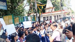 'तानाशाही नहीं चलेगी', भोपाल में GEN अल्फा का हल्लाबोल...शिक्षिका के खिलाफ सड़क पर उतरे छात्र