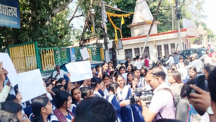 'तानाशाही नहीं चलेगी', भोपाल में GEN अल्फा का हल्लाबोल...शिक्षिका के खिलाफ सड़क पर उतरे छात्र
