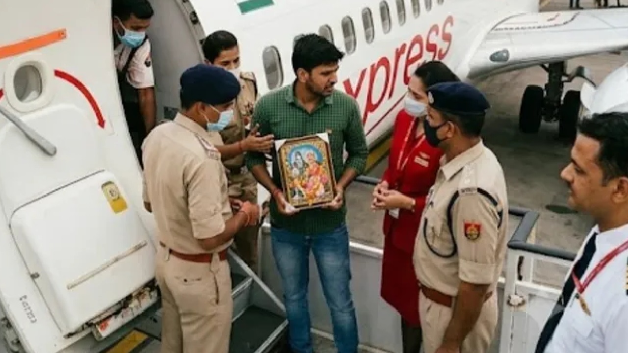 'आराध्य देव' की फोटो को लेकर ड्रामा: क्रू मेंबर से उलझा यात्री, वाराणसी एयरपोर्ट पर रनवे से वापस लौटा प्लेन! 'आराध्य देव' की फोटो को लेकर ड्रामा: क्रू मेंबर से उलझा यात्री, वाराणसी एयरपोर्ट पर रनवे से वापस लौटा प्लेन!