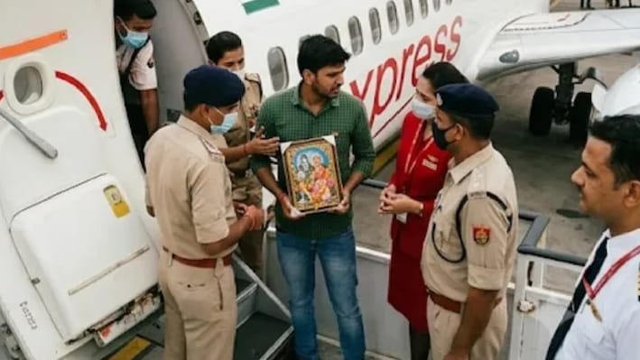 'आराध्य देव' की फोटो को लेकर ड्रामा: क्रू मेंबर से उलझा यात्री, वाराणसी एयरपोर्ट पर रनवे से वापस लौटा प्लेन!