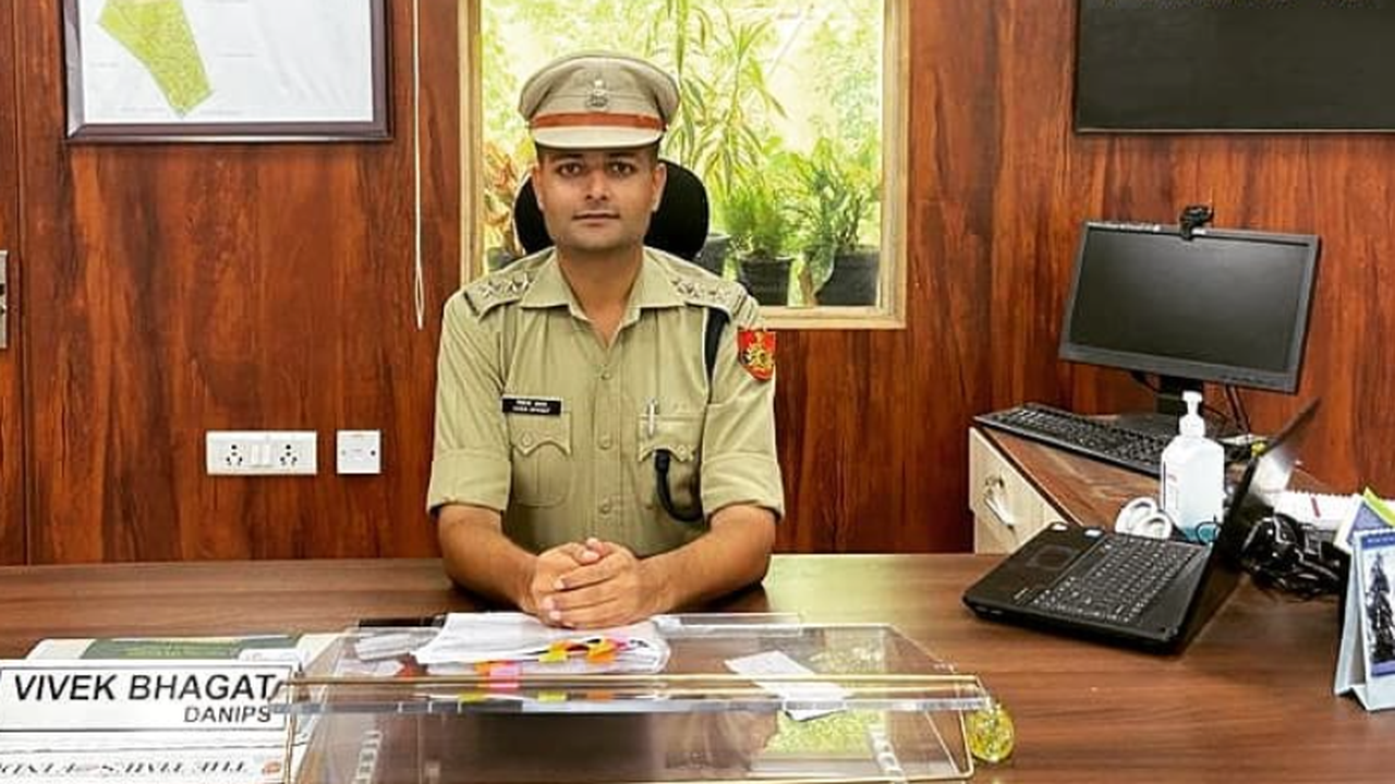 ACP विवेक कुमार का प्रमोशन रुका, दिल्ली सरकार ने रातों-रात क्यों बदला अपना फैसला? ACP विवेक कुमार का प्रमोशन रुका, दिल्ली सरकार ने रातों-रात क्यों बदला अपना फैसला?