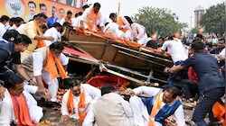 MLC नामांकन में उमड़ी भीड़: लखनऊ में बीजेपी का स्वागत मंच टूटा, कई बड़े नेता नीचे गिरे