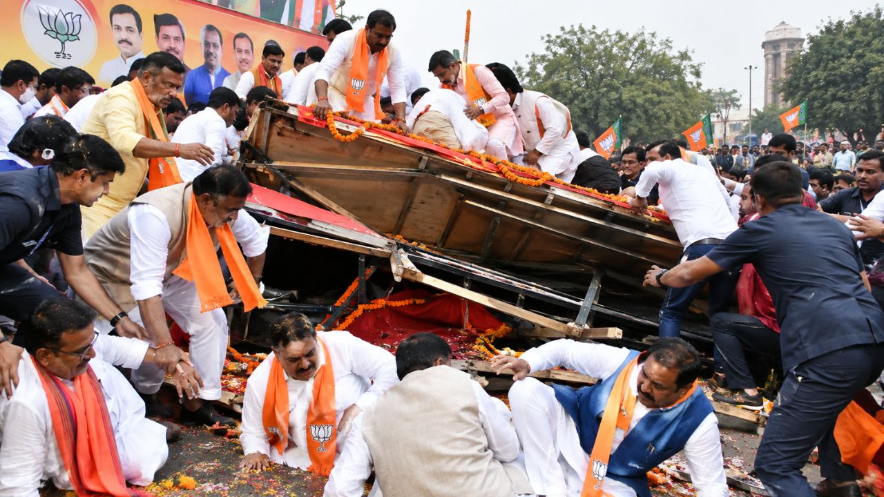 MLC नामांकन में उमड़ी भीड़: लखनऊ में बीजेपी का स्वागत मंच टूटा, कई बड़े नेता नीचे गिरे MLC नामांकन में उमड़ी भीड़: लखनऊ में बीजेपी का स्वागत मंच टूटा, कई बड़े नेता नीचे गिरे
