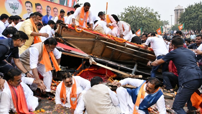 MLC नामांकन में उमड़ी भीड़: लखनऊ में बीजेपी का स्वागत मंच टूटा, कई बड़े नेता नीचे गिरे
