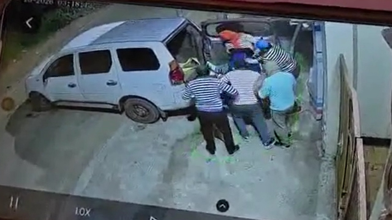 गैस कटर से काटा, घसीटकर कार में लादा: देवघर में SBI के ATM चोरी की सनसनीखेज घटना CCTV कैद गैस कटर से काटा, घसीटकर कार में लादा: देवघर में SBI के ATM चोरी की सनसनीखेज घटना CCTV कैद