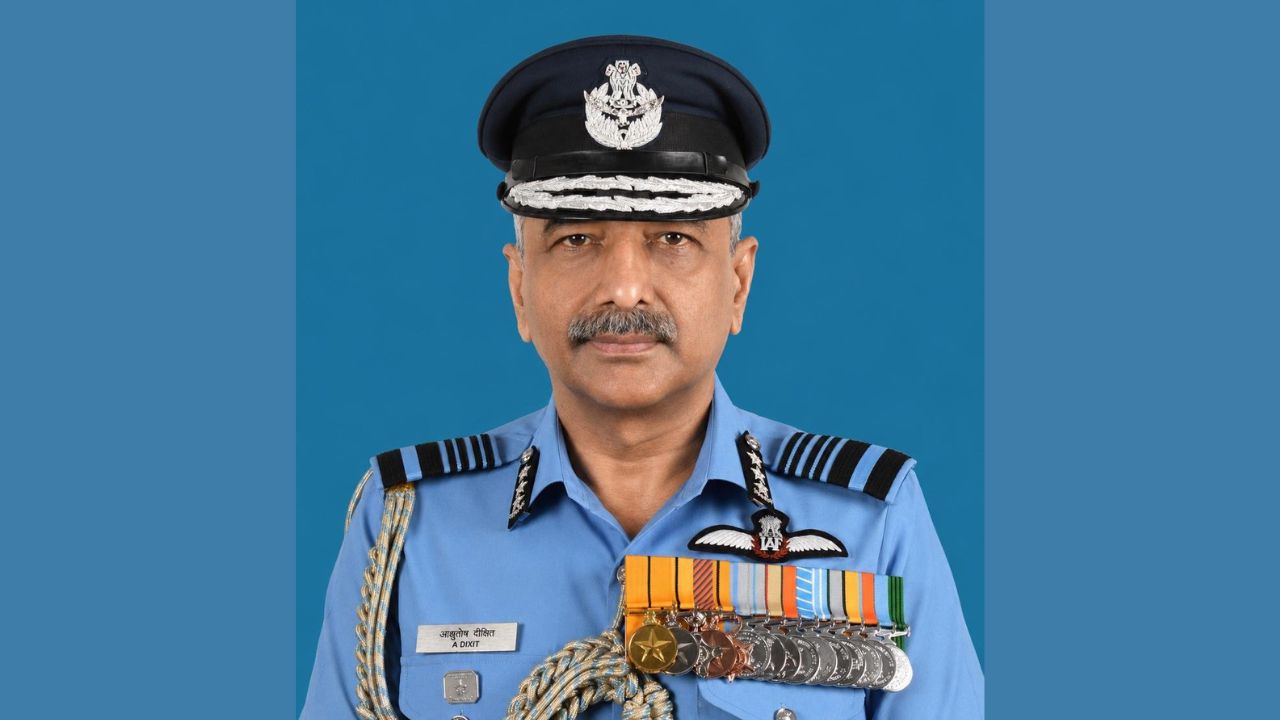 अब आशुतोष दीक्षित संभालेंगे वायुसेना की कमान; ऑपरेशन सफेद सागर और सिंदूर में बरसा चुके हैं कहर अब आशुतोष दीक्षित संभालेंगे वायुसेना की कमान; ऑपरेशन सफेद सागर और सिंदूर में बरसा चुके हैं कहर