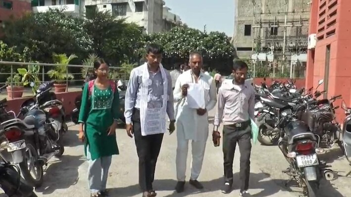 गले में ₹500 की माला...हाथ में शिकायत, निगम पहुंचते ही मचा हड़कंप, ग्वालियर में रिश्वतखोरी के खिलाफ अनोखा प्रदर्शन