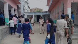 छात्राओं के प्राइवेट पार्ट को टच करते थे गुरुजी!: शिकायत पर पुलिस ने हिरासत में लिया