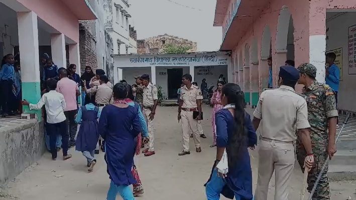 छात्राओं के प्राइवेट पार्ट को टच करते थे गुरुजी!: शिकायत पर पुलिस ने हिरासत में लिया