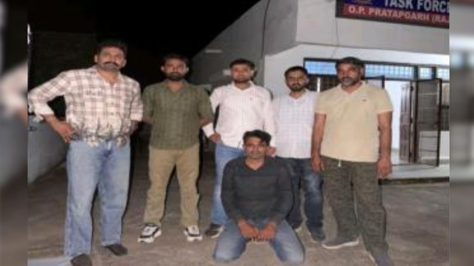 दादा के नशे की लत ने पोते को बनाया तस्कर: 12 साल में 3 राज्यों में फैला तस्करी नेटवर्क, जानें कैसे हुआ गिरफ्तार दादा के नशे की लत ने पोते को बनाया तस्कर: 12 साल में 3 राज्यों में फैला तस्करी नेटवर्क, जानें कैसे हुआ गिरफ्तार