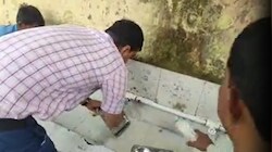 कटिहार डीएम का अनोखा अंदाज: स्कूल में बच्चों की क्लास ली, खाया मिड-डे मील का खाना, खुद धोई अपनी थाली