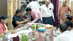 अलवर में मेयर कौन: सुमनलता या बगल वाली कुर्सी पर बैठे पति अजय अग्रवाल, वीडियो ने बढ़ाया सवाल