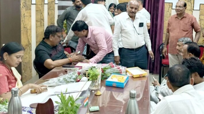 अलवर में मेयर कौन: सुमनलता या बगल वाली कुर्सी पर बैठे पति अजय अग्रवाल, वीडियो ने बढ़ाया सवाल