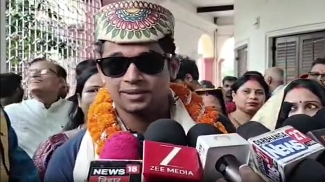 इंडोनेशिया में चमका मिथिला का लाल: MMA फाइट में मयंक झा ने जीता खिताब, दरभंगा में हुआ भव्य स्वागत इंडोनेशिया में चमका मिथिला का लाल: MMA फाइट में मयंक झा ने जीता खिताब, दरभंगा में हुआ भव्य स्वागत