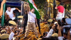 बैरिकेड पर राहुल, तो प्रियंका गेट पर चढ़ीं, आकाशवाणी में धरना, हिरासत और फिर रात में रिहाई; विपक्ष के मार्च में क्या-क्या हुआ