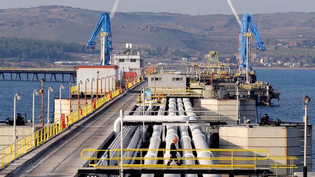Crude Oil: 100 डॉलर के पार बना रहेगा क्रूड ऑयल का दाम? अमेरिका से सऊदी अरब तक क्यों मचा है हड़कंप Crude Oil: 100 डॉलर के पार बना रहेगा क्रूड ऑयल का दाम? अमेरिका से सऊदी अरब तक क्यों मचा है हड़कंप
