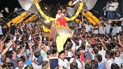 हाथी पर सवार होकर EWS सरलीकरण सभा में पहुंचे रविंद्र सिंह भाटी, समर्थकों ने पहनाई 1100 किलो की फूलों की माला