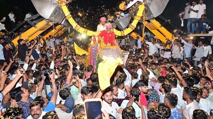 हाथी पर सवार होकर EWS सरलीकरण सभा में पहुंचे रविंद्र सिंह भाटी, समर्थकों ने पहनाई 1100 किलो की फूलों की माला