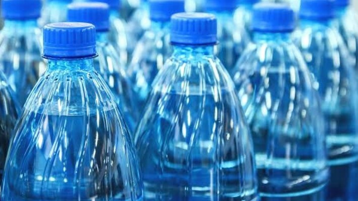 पैकेज्ड वॉटर में जहर का घोल: महाराष्ट्र में FDA का बड़ा एक्शन, 80,000 पानी की बोतलें जब्त; जांच के घेरे में 3 बड़े ब्रांड्स