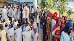 खाद के लिए मारामारी: लाइनों में घंटों खड़े रहने को मजबूर किसान, क्या कागजी दावों से बुझेगी खेतों की प्यास?