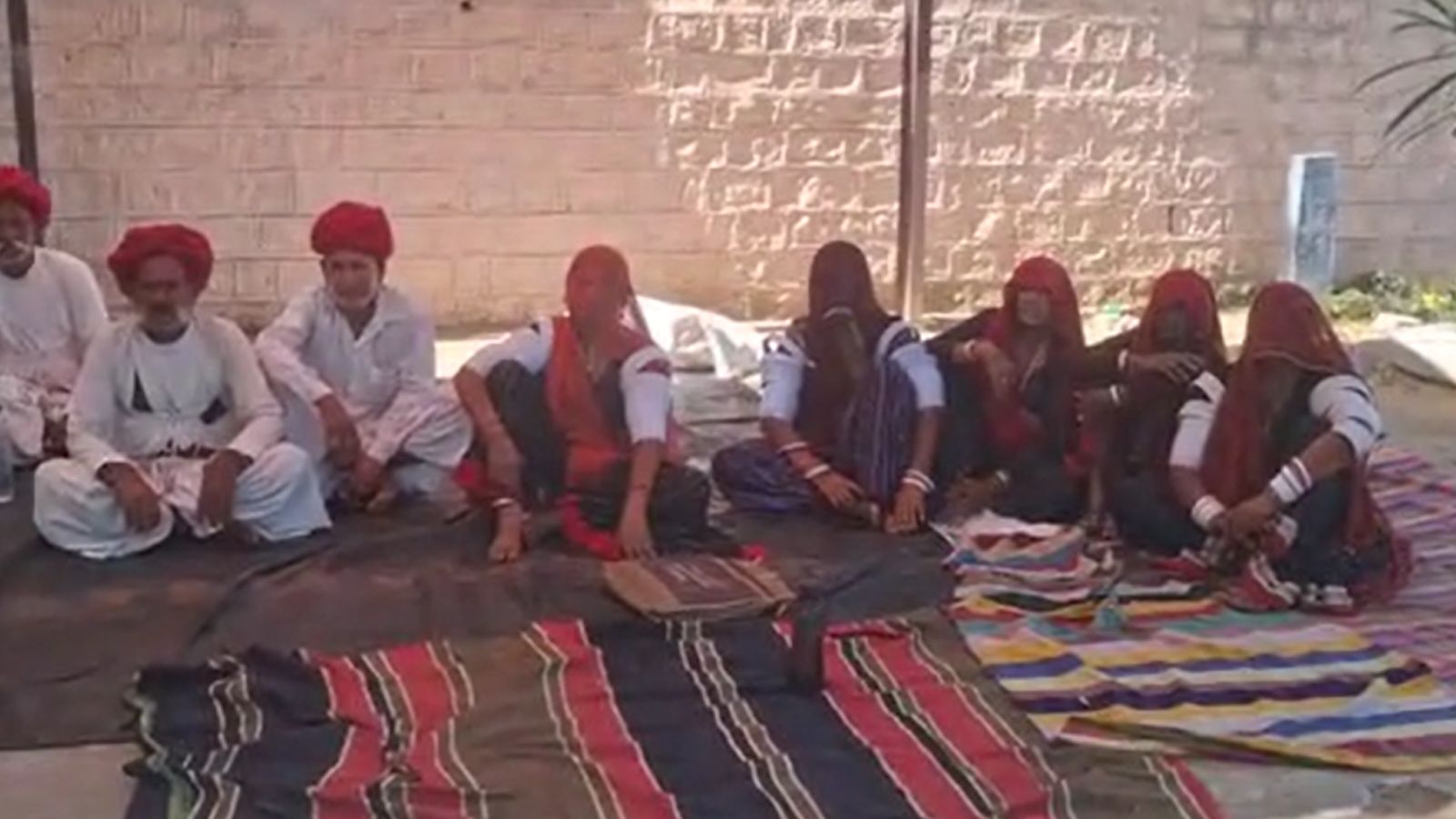 3 साल बाद भी अमृत देवासी हत्याकांड का नहीं हुआ खुलासा: भूख हड़ताल पर बैठीं मां और 80 वर्षीय नानी 3 साल बाद भी अमृत देवासी हत्याकांड का नहीं हुआ खुलासा: भूख हड़ताल पर बैठीं मां और 80 वर्षीय नानी