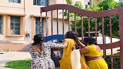 थाने के गेट पर महिला को दौड़ा-दौड़ाकर पीटा: पति की दूसरी शादी का विरोध कर रही पत्नी की चप्पलों से पिटाई, वीडियो वायरल