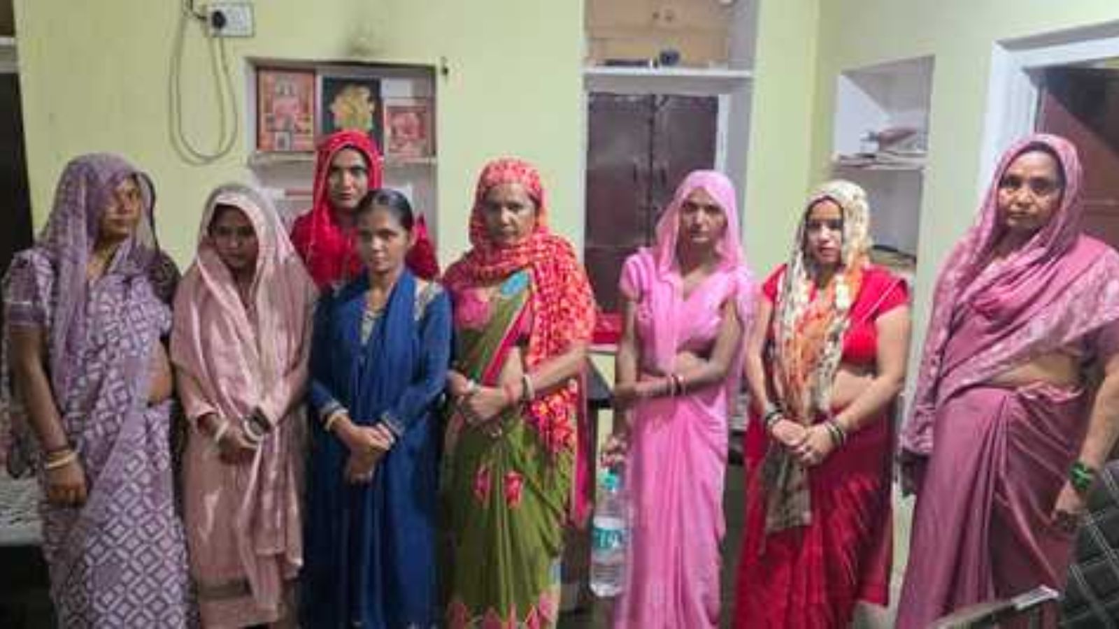 सीकर में भागवत कथा के बीच चेन स्नेचिंग गैंग का पर्दाफाश: 8 महिलाएं गिरफ्तार, CCTV खंगाल रही पुलिस सीकर में भागवत कथा के बीच चेन स्नेचिंग गैंग का पर्दाफाश: 8 महिलाएं गिरफ्तार, CCTV खंगाल रही पुलिस