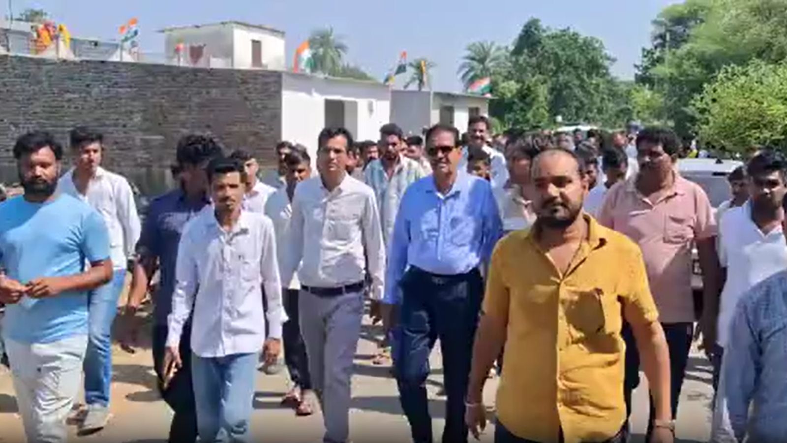 BJP छोड़ कांग्रेस में शामिल हुए कार्यकर्ता के मकान पर PWD की कार्रवाई: JCB पहुंचने की सूचना पर जुटे ग्रामीण BJP छोड़ कांग्रेस में शामिल हुए कार्यकर्ता के मकान पर PWD की कार्रवाई: JCB पहुंचने की सूचना पर जुटे ग्रामीण