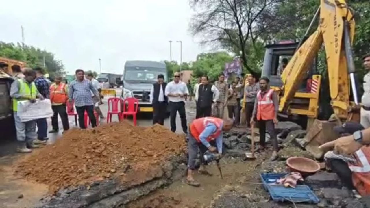 ग्वालियर में सड़कों की खराब हालत पर HC सख्त, NHAI को लगाई फटकार, कोर्ट ने कहा-जिम्मेदार किसी कीमत पर नहीं बख्शे जाएंगे ग्वालियर में सड़कों की खराब हालत पर HC सख्त, NHAI को लगाई फटकार, कोर्ट ने कहा-जिम्मेदार किसी कीमत पर नहीं बख्शे जाएंगे