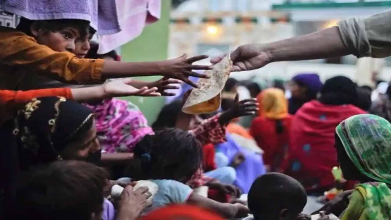 भूख से बिलबिलाया पाकिस्तान! 30 रुपये की रोटी, 165 रुपये का 1 KG आटा, पड़ोसी मुल्क में यह क्या हो रहा भूख से बिलबिलाया पाकिस्तान! 30 रुपये की रोटी, 165 रुपये का 1 KG आटा, पड़ोसी मुल्क में यह क्या हो रहा