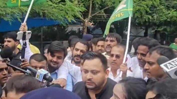 पटना में SIR के मुद्दे पर महागठबंधन का भारी बवाल: CEC ज्ञानेश कुमार के खिलाफ लोक भवन मार्च, तेजस्वी यादव डिटेन