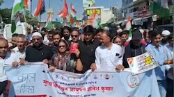 वोट चोरी के आरोप पर कांग्रेस का हल्लाबोल, संविधान की किताब लेकर पहुंचे कार्यकर्ता, ज्ञानेश कुमार के इस्तीफे की मांग