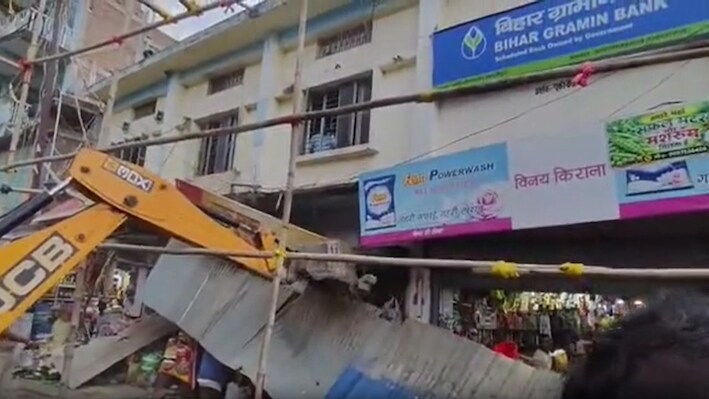 त्योहारों से पहले समस्तीपुर में चला बुलडोजर: सड़क किनारे से हटाए गए अतिक्रमण, प्रशासन की सख्त चेतावनी