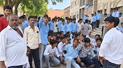 यूनिफॉर्म नहीं पहनी तो डंडे से पीटा: शिक्षक पर 12वीं के छात्रों को बेरहमी से मारपीट का आरोप