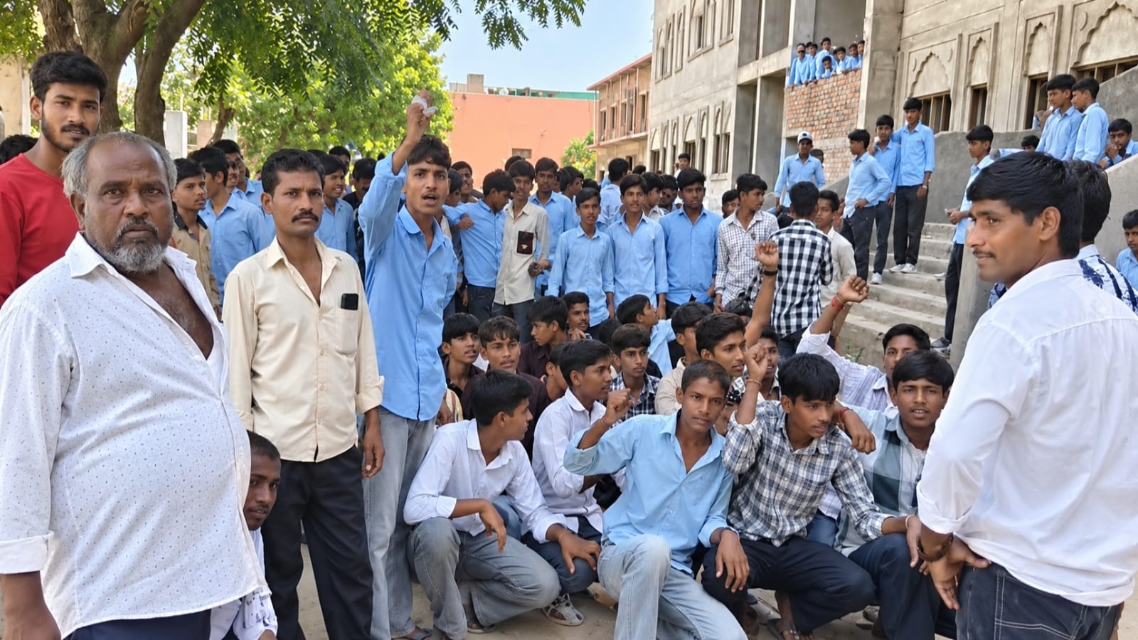 यूनिफॉर्म नहीं पहनी तो डंडे से पीटा: शिक्षक पर 12वीं के छात्रों को बेरहमी से मारपीट का आरोप यूनिफॉर्म नहीं पहनी तो डंडे से पीटा: शिक्षक पर 12वीं के छात्रों को बेरहमी से मारपीट का आरोप